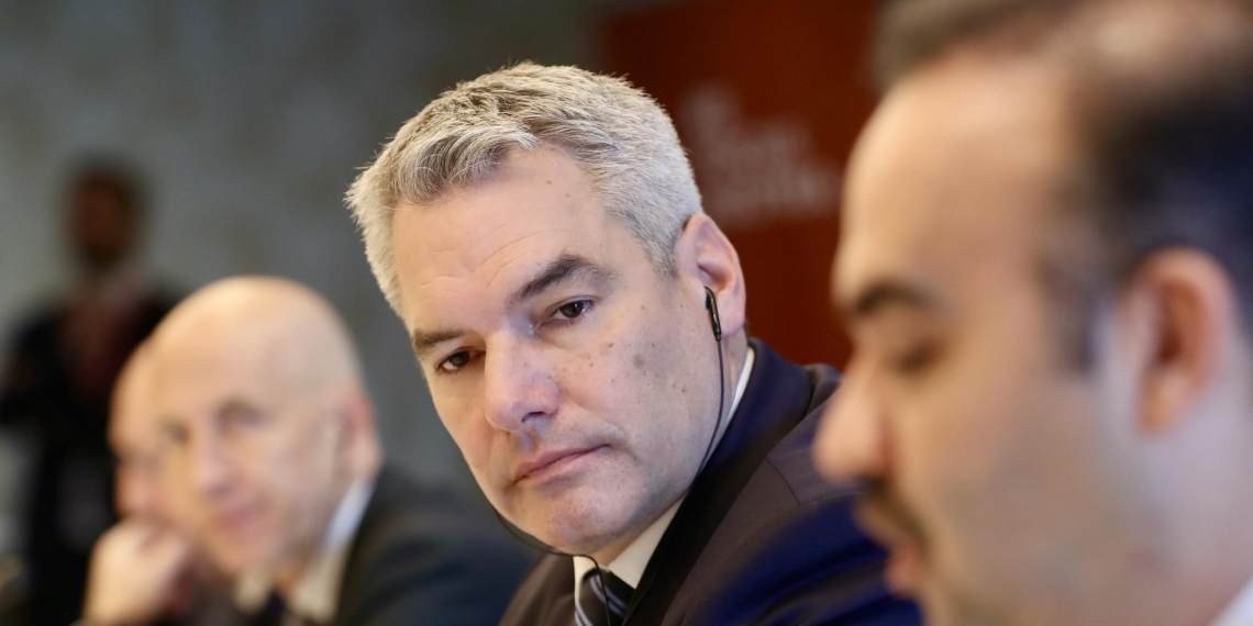 Канцлер Австрии поспорил с Макроном об урегулировании украинского кризиса