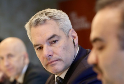 Канцлер Австрии поспорил с Макроном об урегулировании украинского кризиса