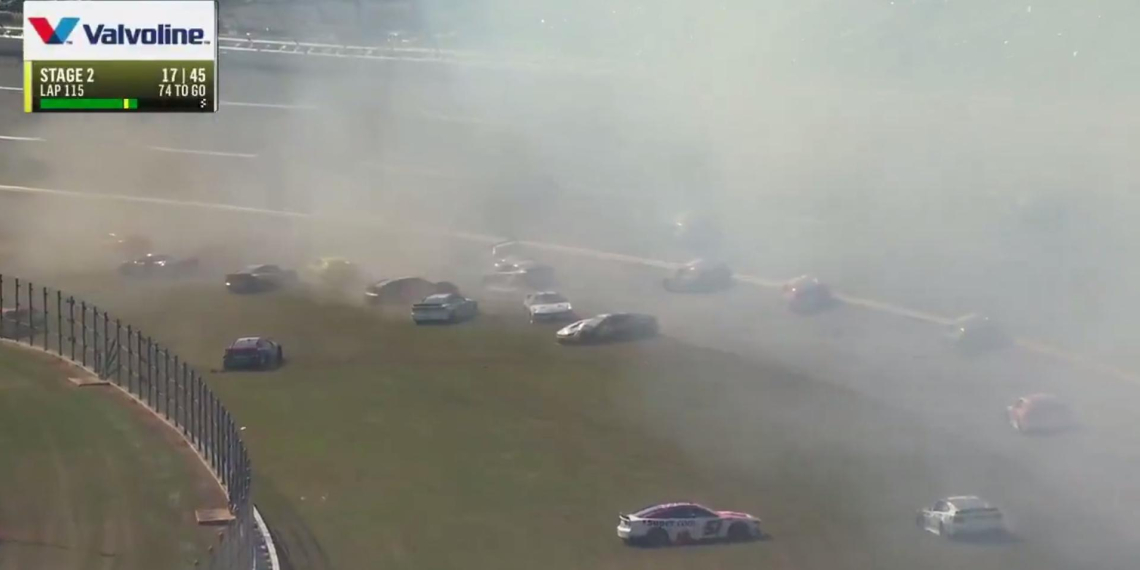 В гонках NASCAR произошла одна из самых массовых аварий в истории