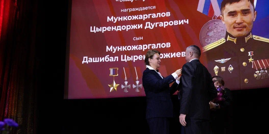 В Москве наградили отцов героев СВО медалями "Отец солдата"