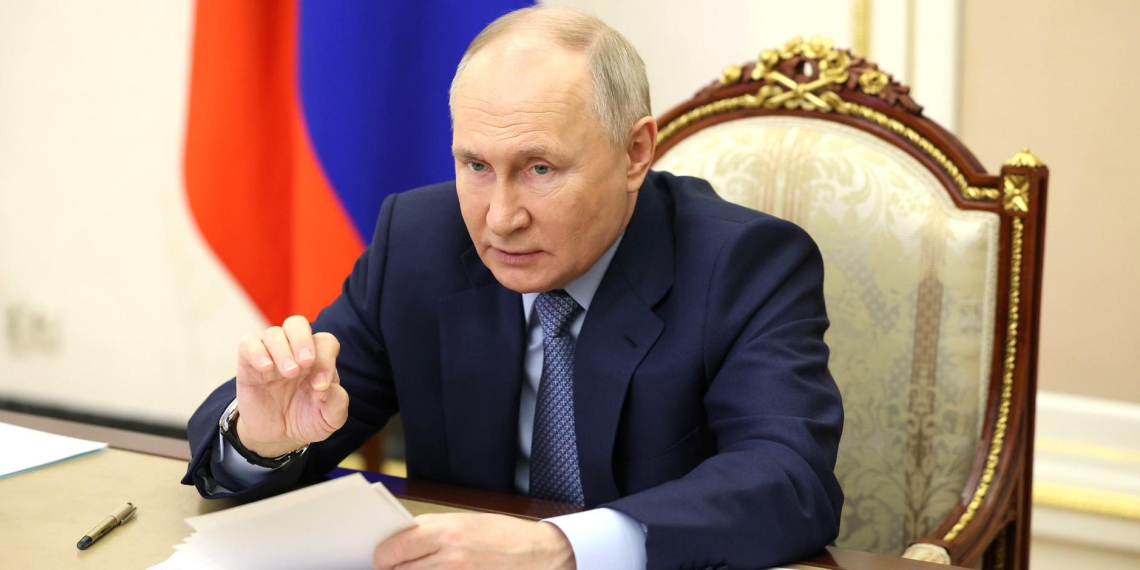 Владимир Путин обсудил развитие воздушных перевозок с членами Правительства РФ 