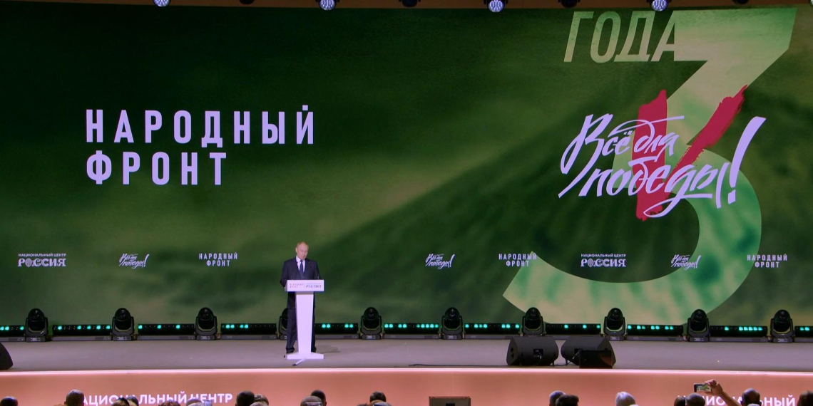 Путин вручил награды лауреатам премии "Все для Победы!"