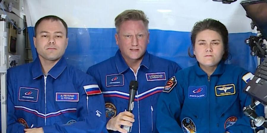 Российские космонавты с МКС поздравили соотечественников с Днем Героев Отечества 