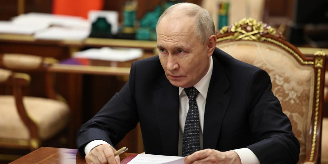 Путин подписал законы об ограничениях для уклоняющихся от наказания релокантов 