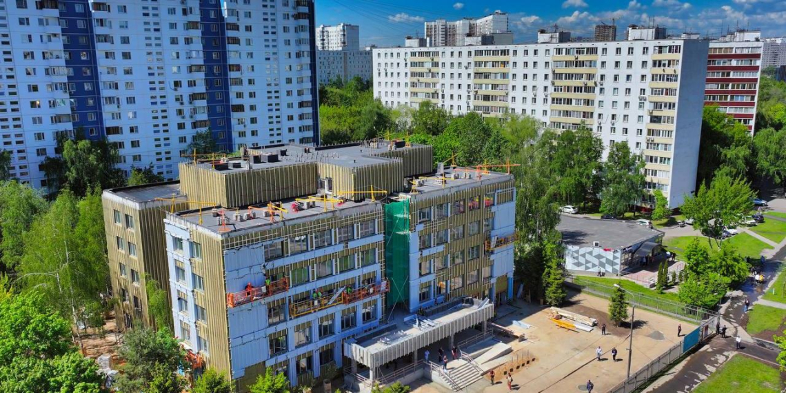 Собянин: в Москве сейчас реконструируют около 100 поликлиник