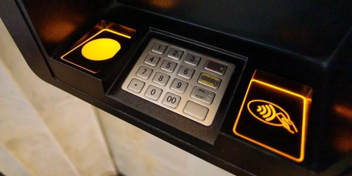 Слуцкий предложил отменить комиссии при переводах в фонды поддержки участников СВО