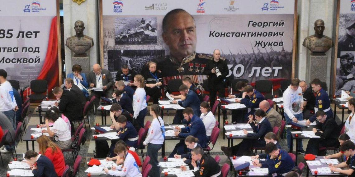 "Единая Россия" провела международный "Диктант Победы" на 37 тысячах площадок 