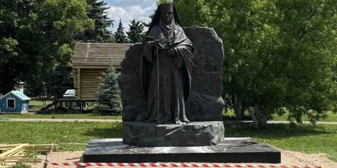 Центр "Наследие" установил в Бугуруслане памятник игумении Серафиме и сёстрам Покровского монастыря 
