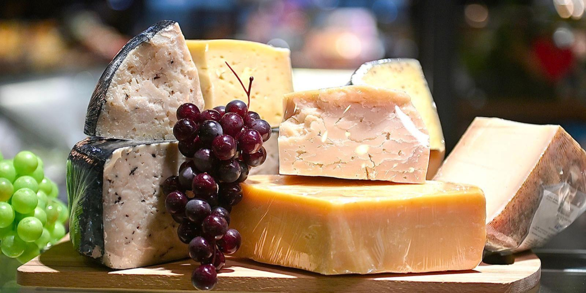 Фермер московской ярмарки помогает бойцам СВО продукцией с семейной сыроварни