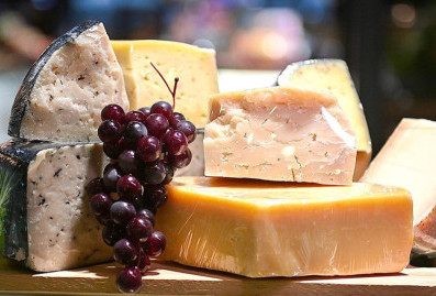 Фермер московской ярмарки помогает бойцам СВО продукцией с семейной сыроварни