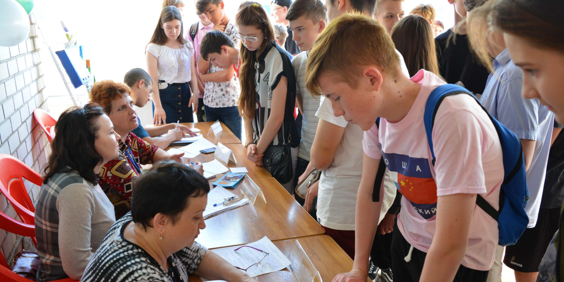 В России намерены упростить трудоустройство подростков
