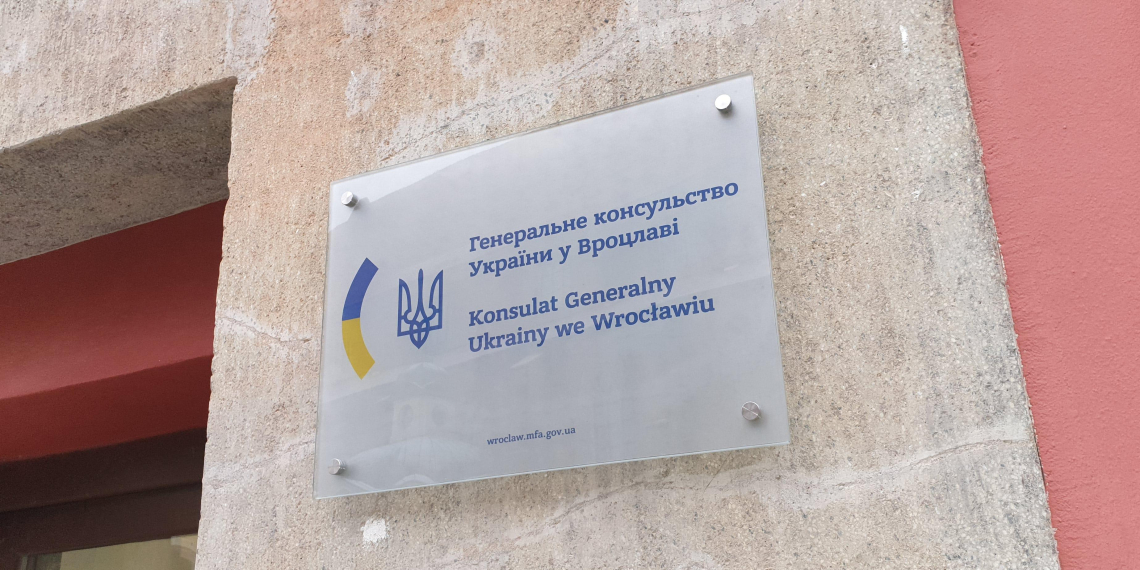Украина прекратила оказывать гражданам за рубежом консульские услуги