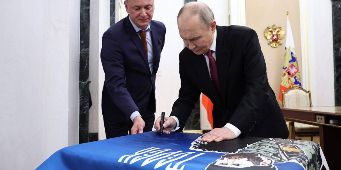 Президентское знамя с автографом Путина передали казачьей бригаде "Терек"