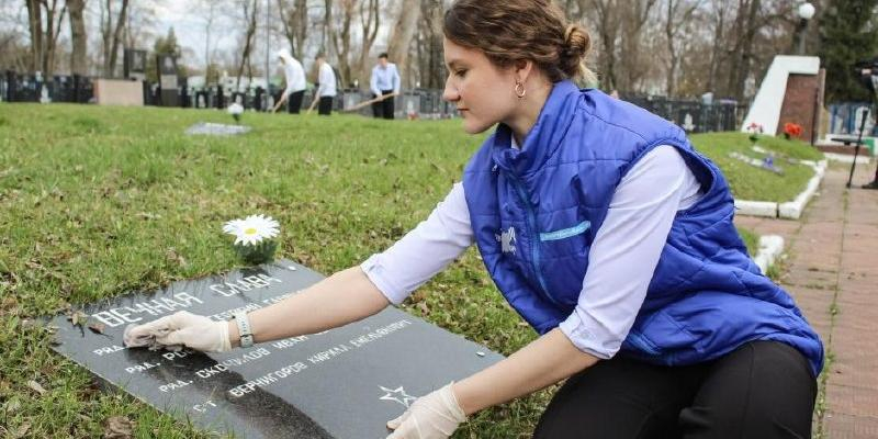 Волонтёры Победы запустили международную акцию по благоустройству мемориалов