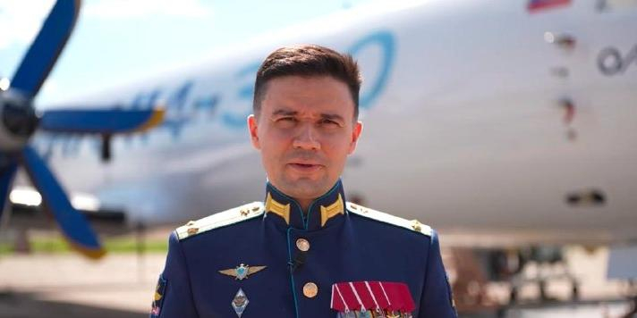 Выпускник "Времени героев" Денис Погодин поздравил коллег с Днём авиастроителя 