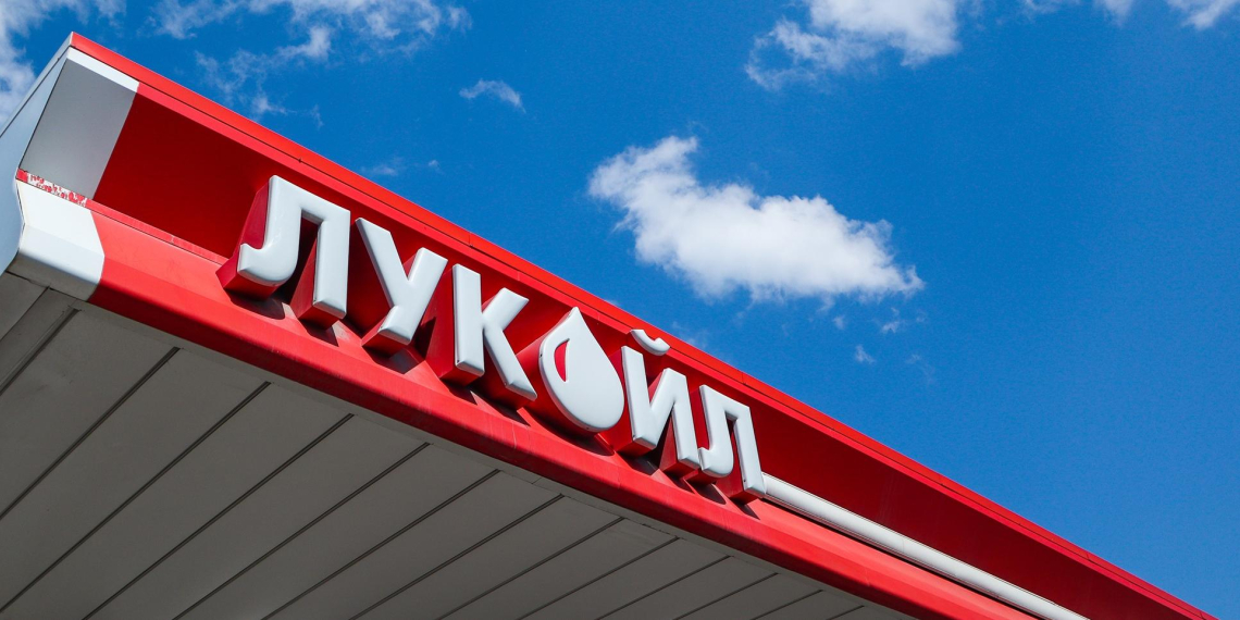 ЛУКОЙЛ списал 1,6 трлн рублей из-за попавших под санкции зарубежных активов