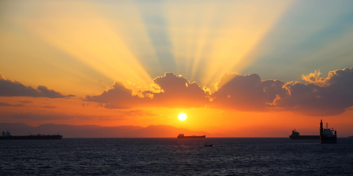 ЕС второй раз за полгода снизил потолок цен на российскую нефть