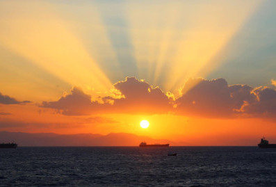 ЕС второй раз за полгода снизил потолок цен на российскую нефть