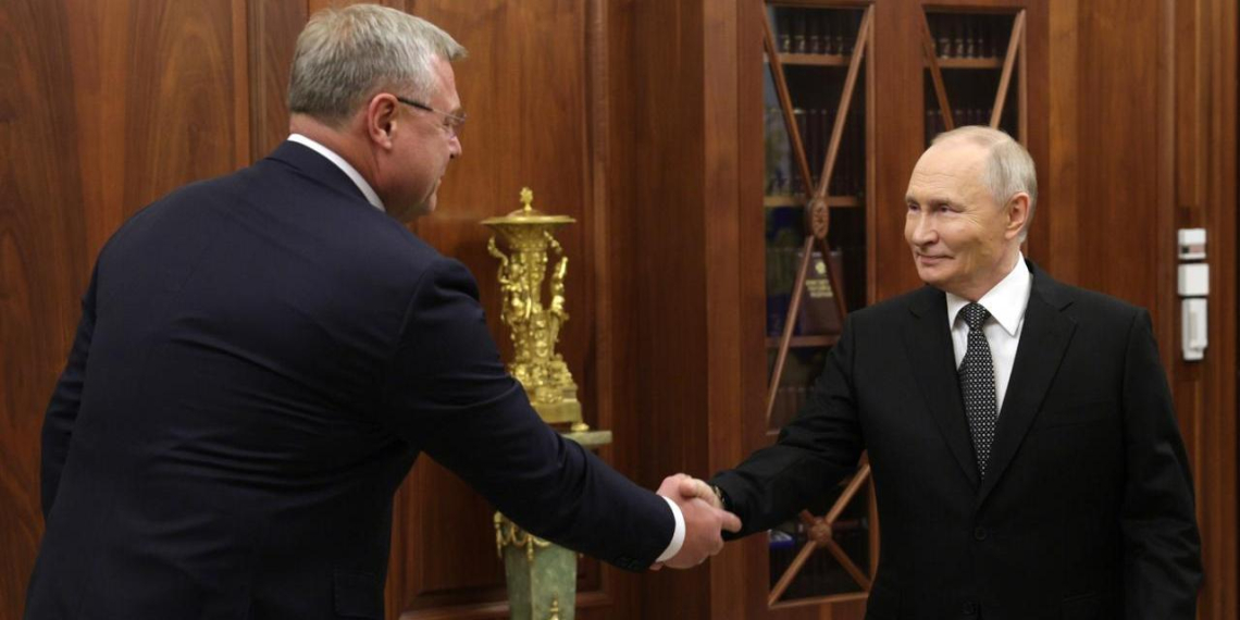 Путин обсудил с губернатором Астраханской области поддержку ветеранов СВО