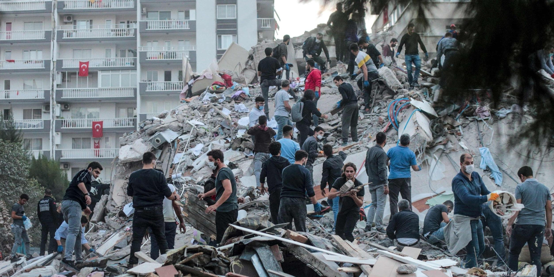 Семью россиян пытаются спасти из-под завалов в Турции