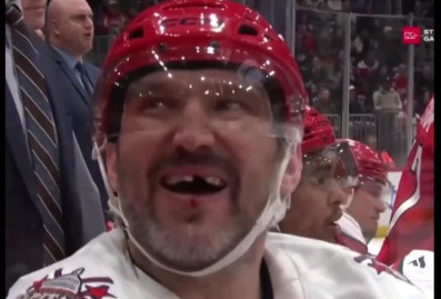 Овечкин получил по лицу клюшкой и потерял часть зуба