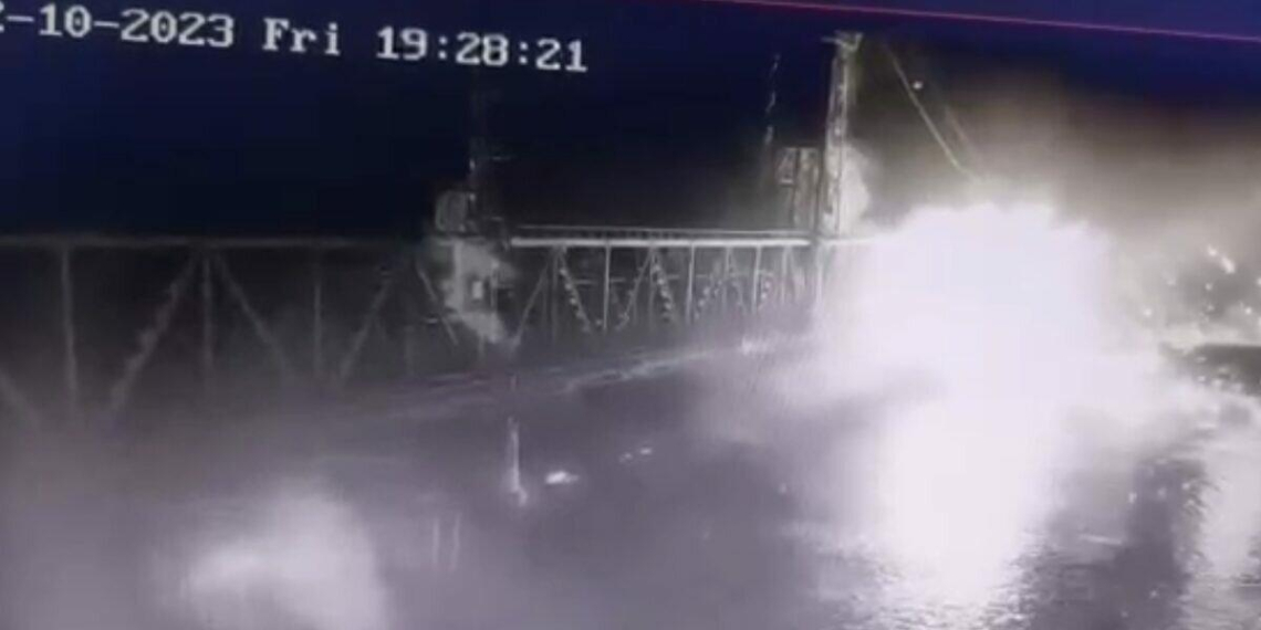 Появилось видео подрыва моста в Одесской области Украины российским надводным беспилотником