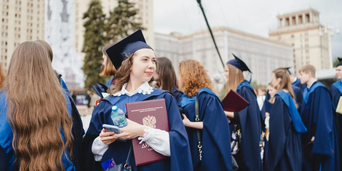 МГУ впервые вручил красные дипломы почти 5 тысячам выпускникам 