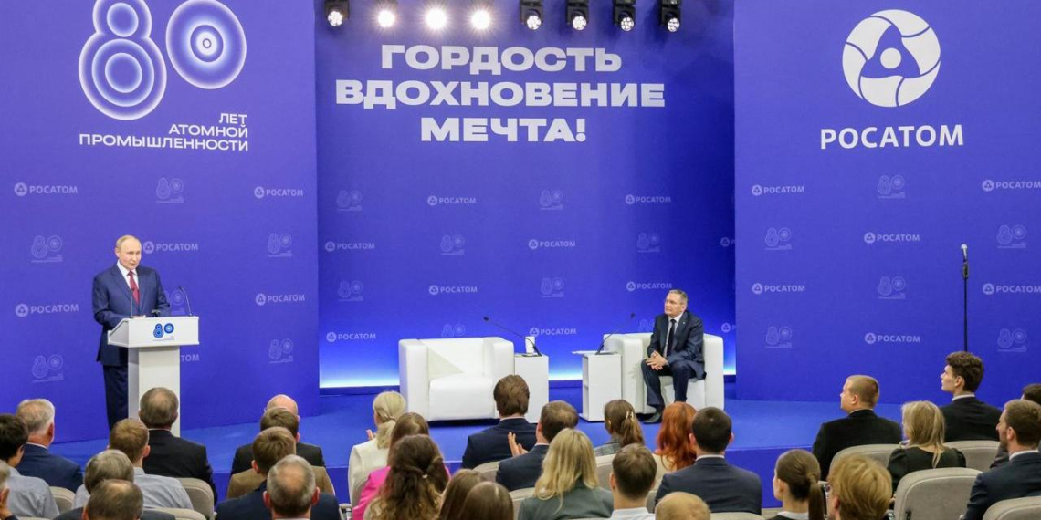 Путин дважды поблагодарил Кириенко за создание госкорпорации "Росатом"