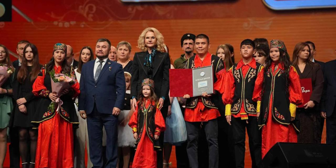 В Кремле наградили 89 семей – победителей Всероссийского конкурса "Семья года" 