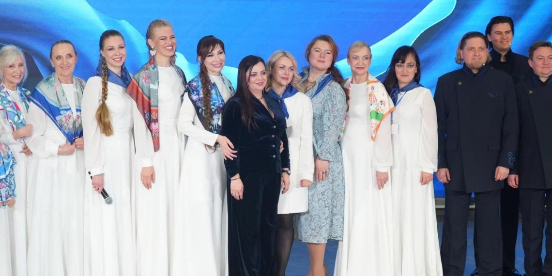 В Гостином Дворе прошла акция Синий платочек Победы в честь женщин, ждущих защитников