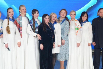 В Гостином Дворе прошла акция "Синий платочек Победы" в честь женщин, ждущих защитников