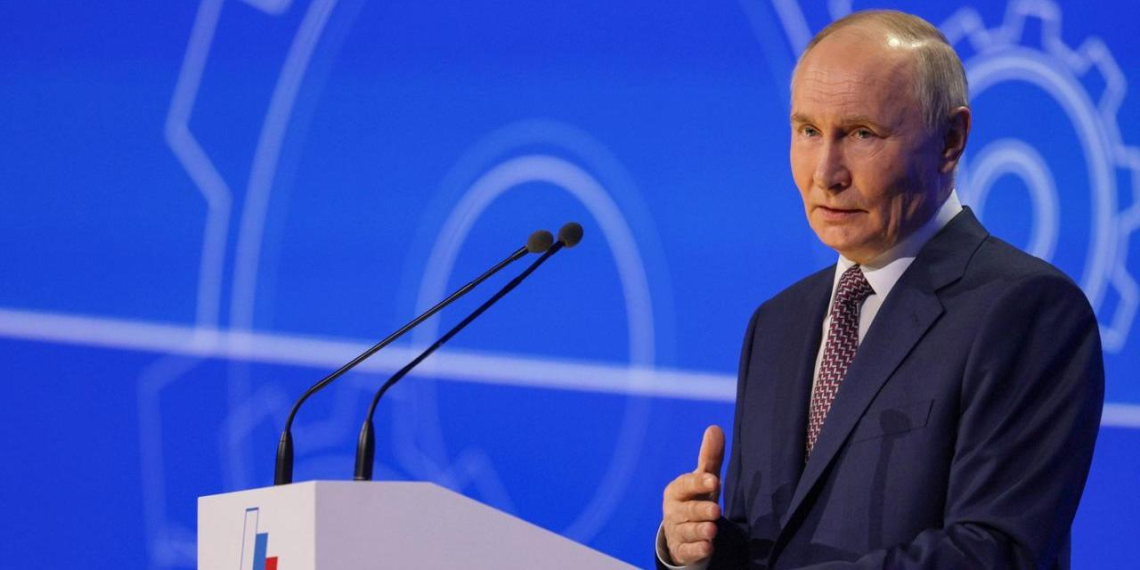 Путин выступает на съезде Российского союза промышленников и предпринимателей