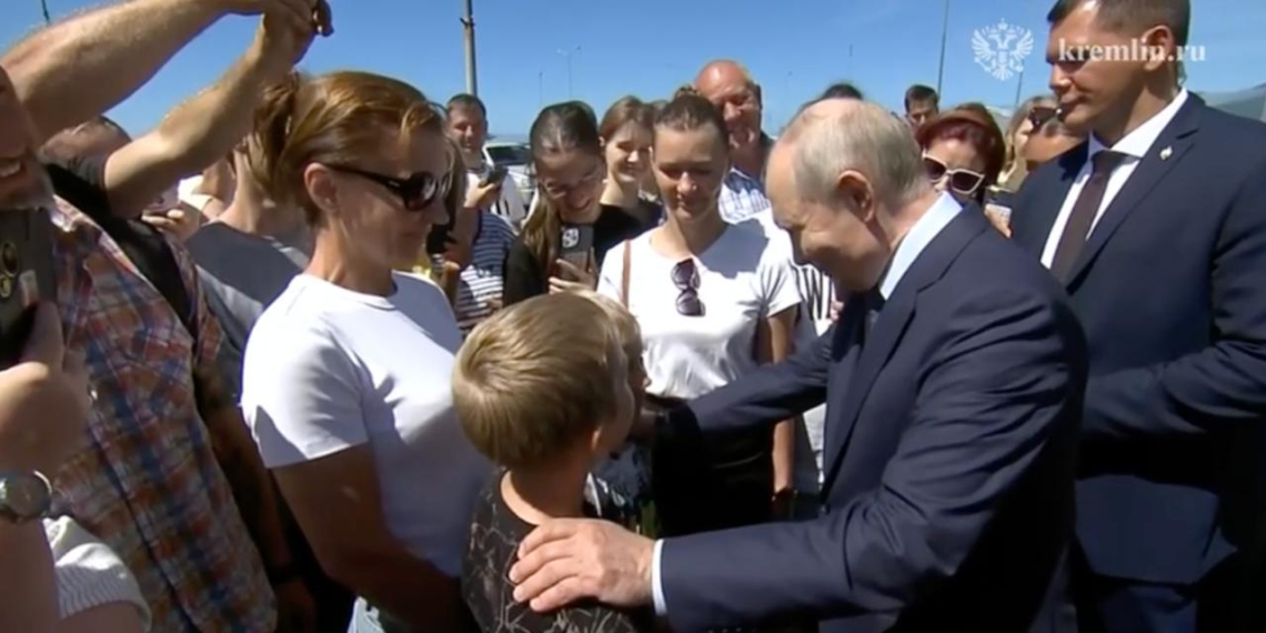 Путин пообщался с жителями Итурупа во время рабочей поездки на Курилы 