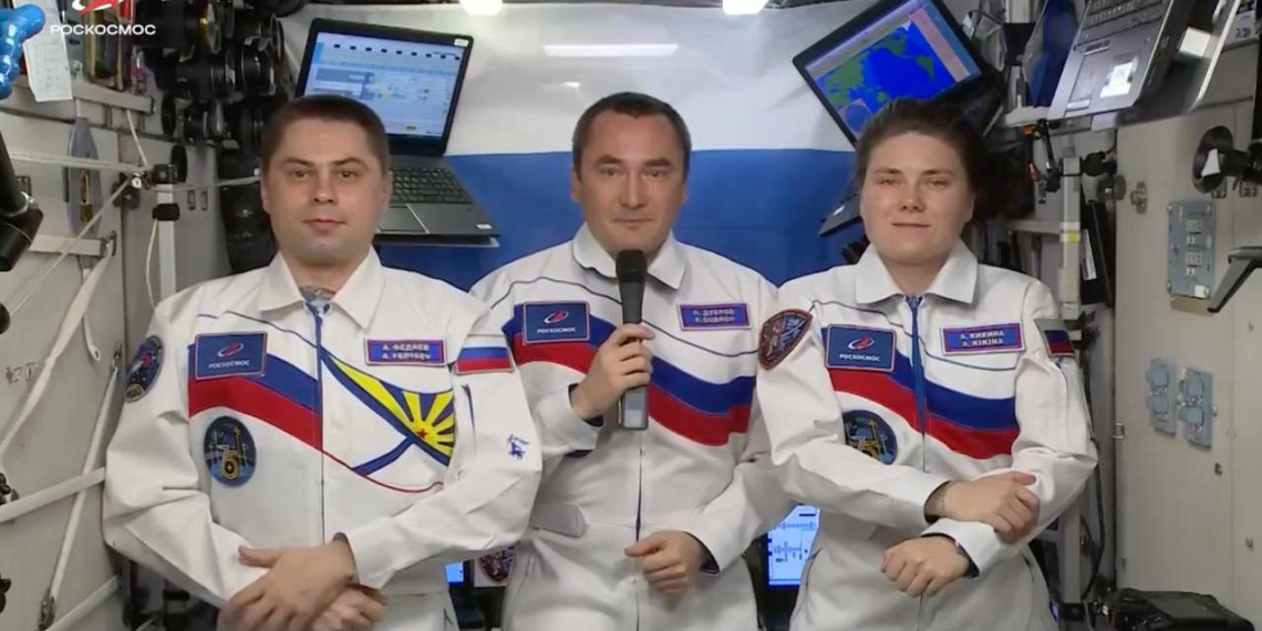 Космонавты МКС записали обращение ко Дню Государственного флага России 