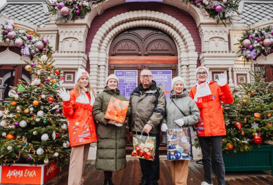 Москвичи приносят в павильоны %22Фабрика подарков%22 товары для бойцов СВО