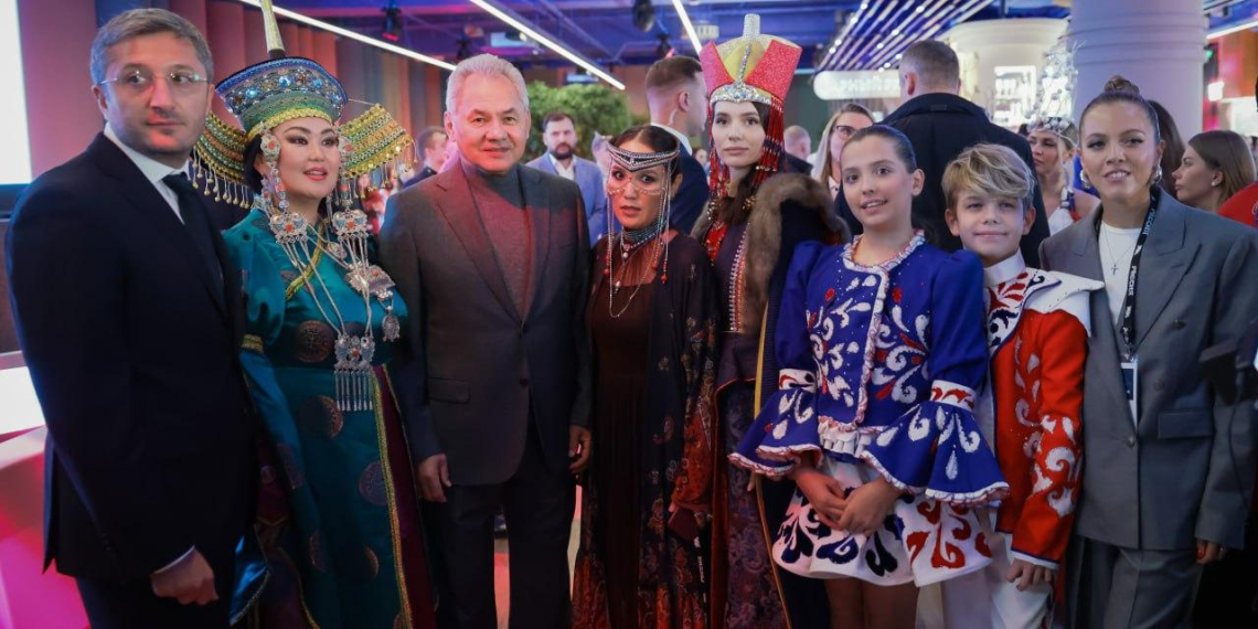 Шойгу принял участие в мероприятиях фестиваля "Народы России и СНГ"