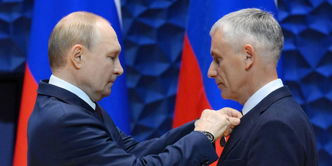 Путин наградил учителей участников СВО в преддверии Дня учителя