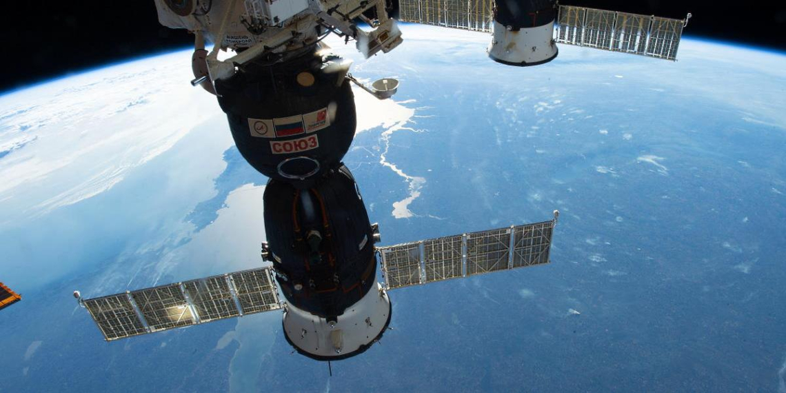"Роскосмос" рассказал о возвращении экипажа МКС после повреждения корабля "Союз МС-22" метеороидом