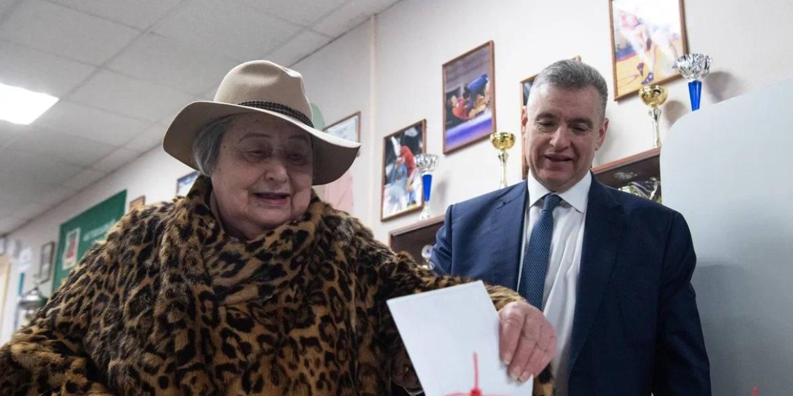 Лидер ЛДПР Леонид Слуцкий проголосовал на избирательном участке со своей мамой — Наталией Кабаковой 