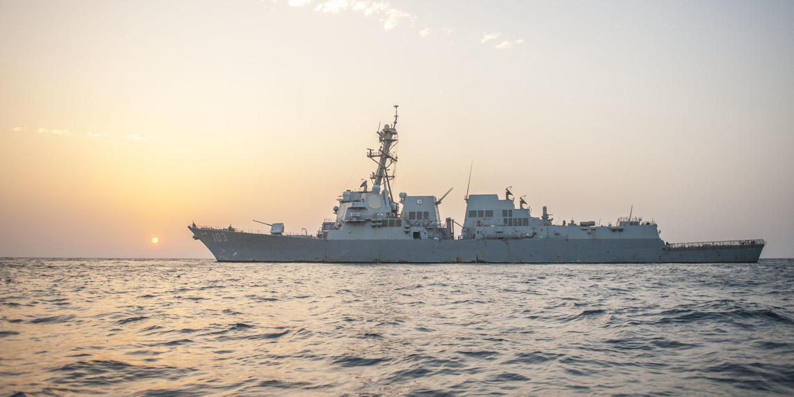 Два эсминца ВМС США прошли Ормузский пролив несмотря на обстрел Ирана