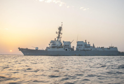 Два эсминца ВМС США прошли Ормузский пролив несмотря на обстрел Ирана