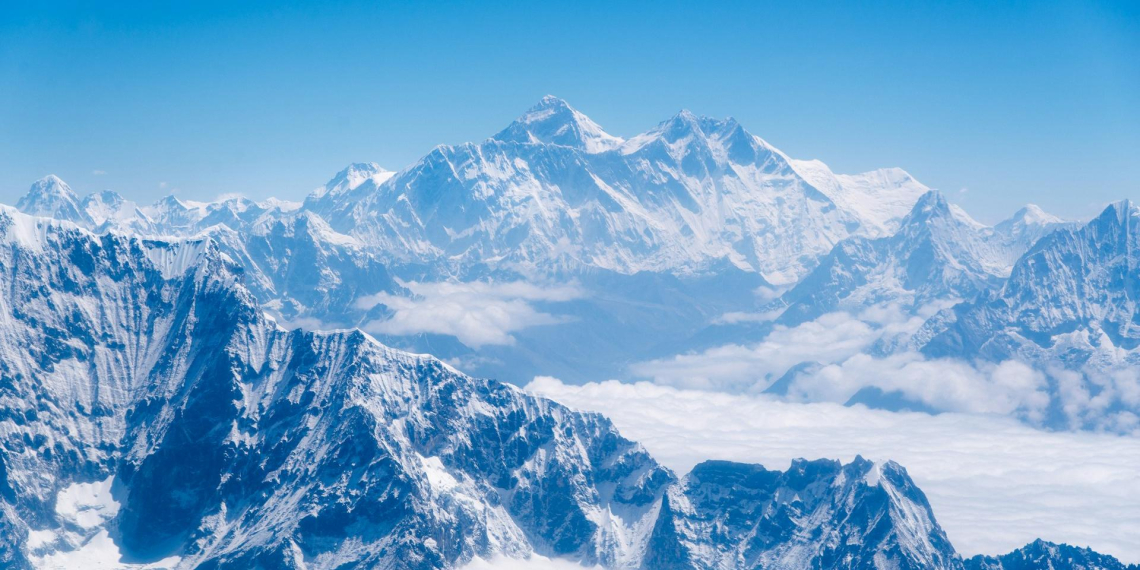 54-летний непалец поставил рекорд по количеству восхождений на Эверест