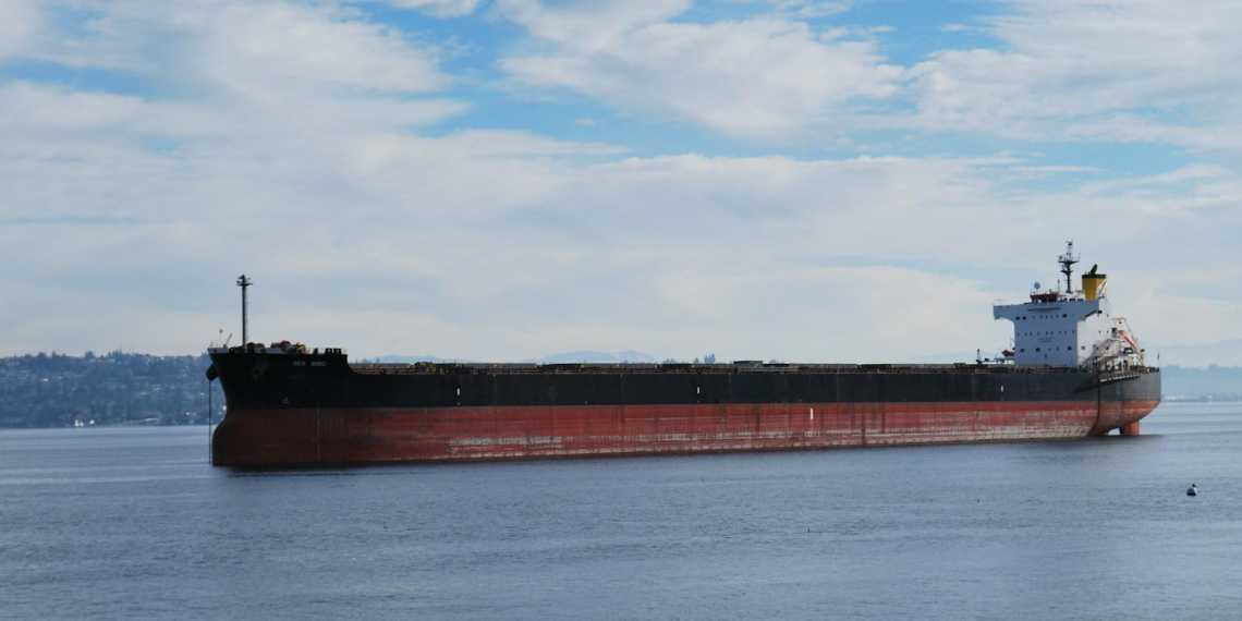 Иран начал брать плату за проход судов через Ормузский пролив