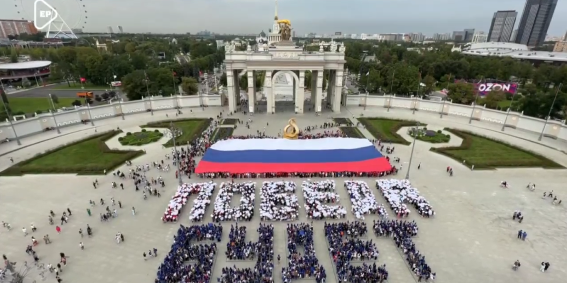 Активисты МГЕР и "Волонтерской Роты" провели в Москве флешмоб ко Дню Государственного флага 