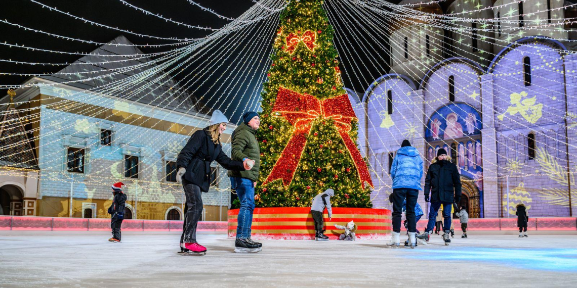 Молодой человек сделал предложение девушке на катке кинопарка "Москино"