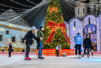 Молодой человек сделал предложение девушке на катке кинопарка "Москино"