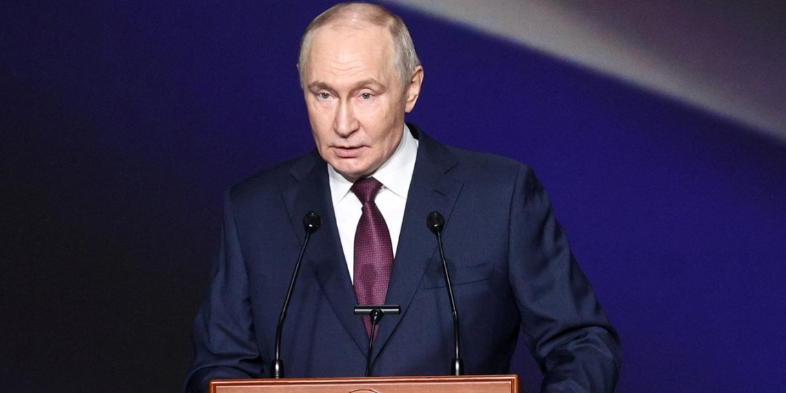 Путин предложил законодательно закрепить особый статус творческих союзов 