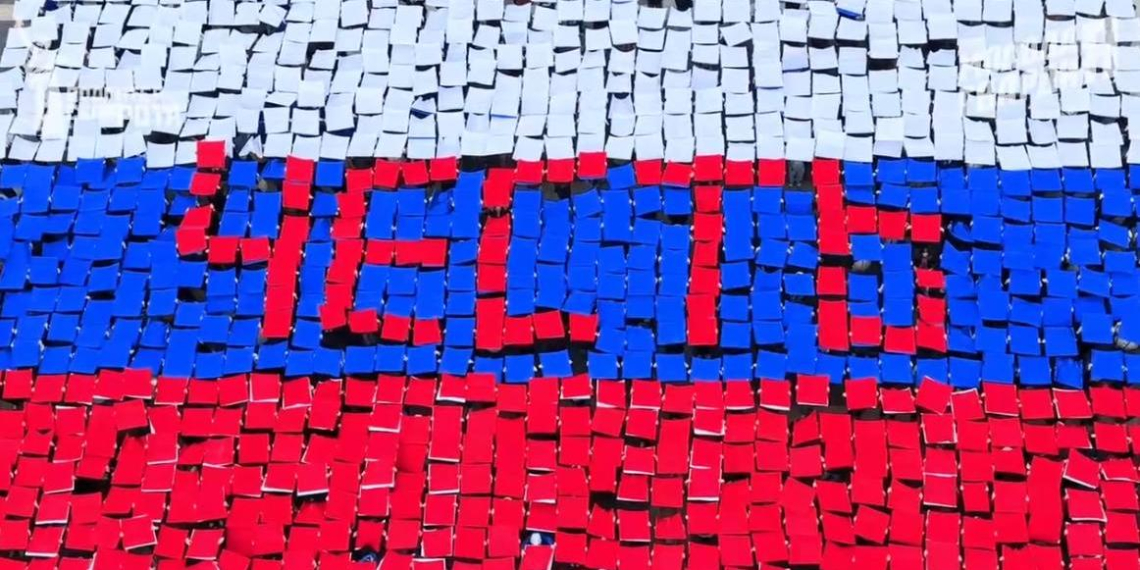 Молодёжь поздравила Путина с днём рождения на Дворцовой площади