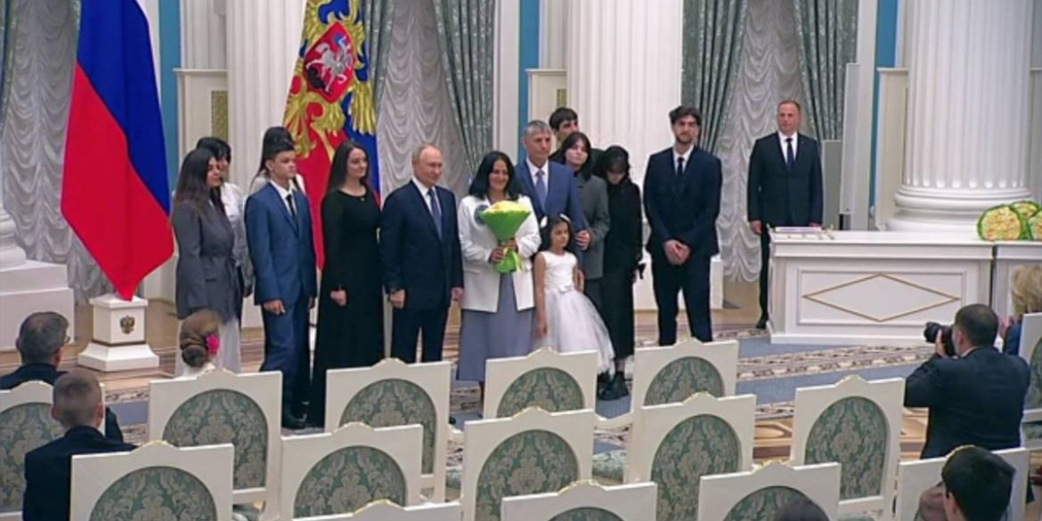 Путин вручил ордена "Мать-героиня" и "Родительская слава" девяти многодетным семьям 