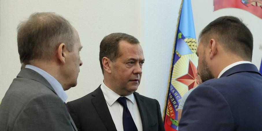 Медведев призвал всех россиян мстить Западу